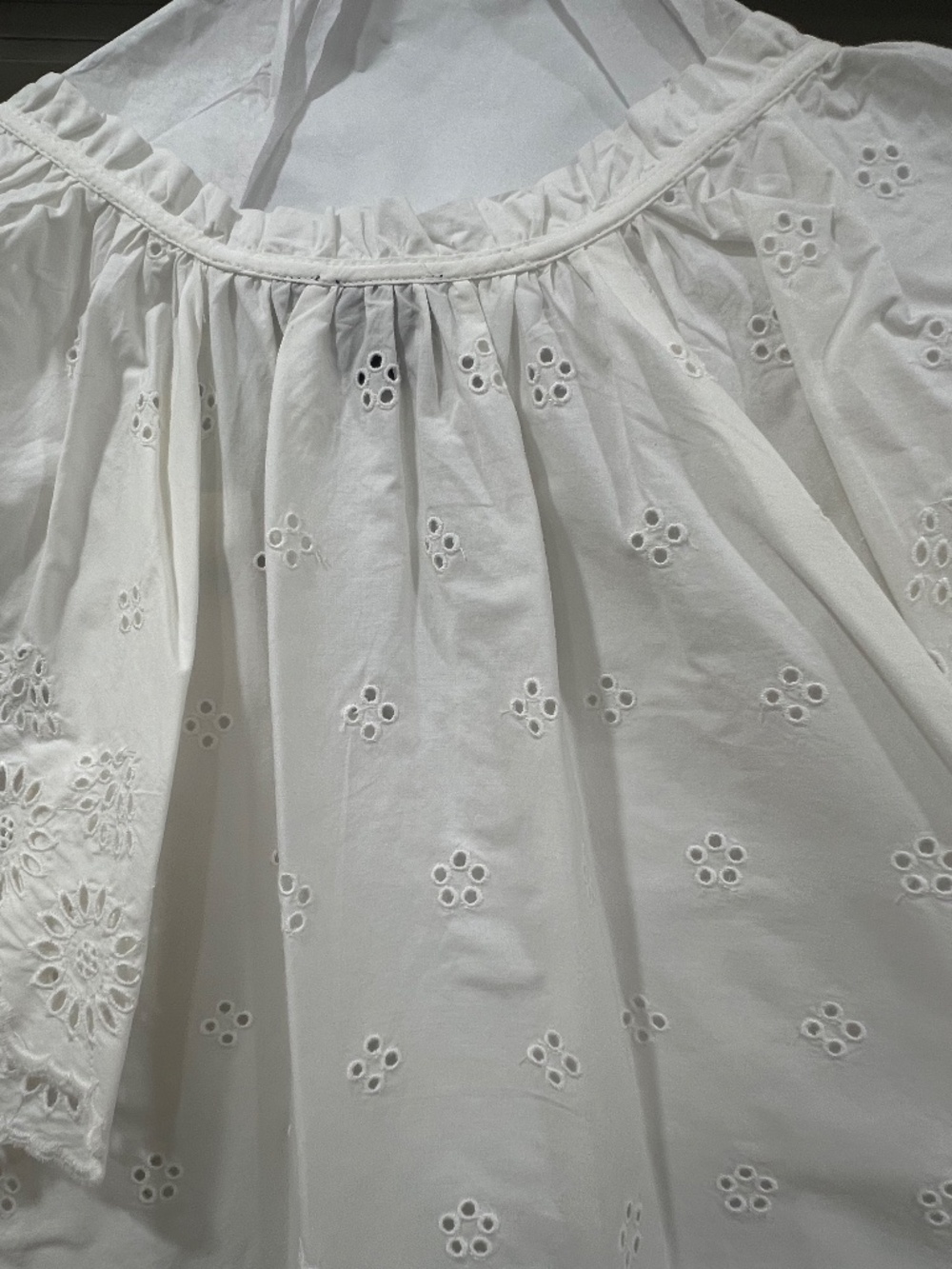 GAP NWT Size Small Eyelet Top WHITE - Picture 6 of 7